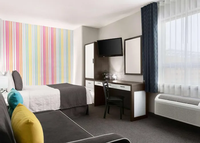 Travelodge By Wyndham CentreHotel Montreal